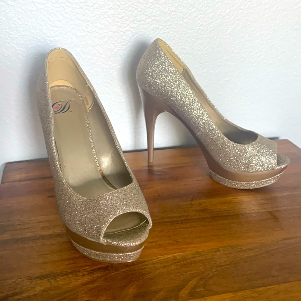 ✨ Gold sparkle platform heels! ⚡️